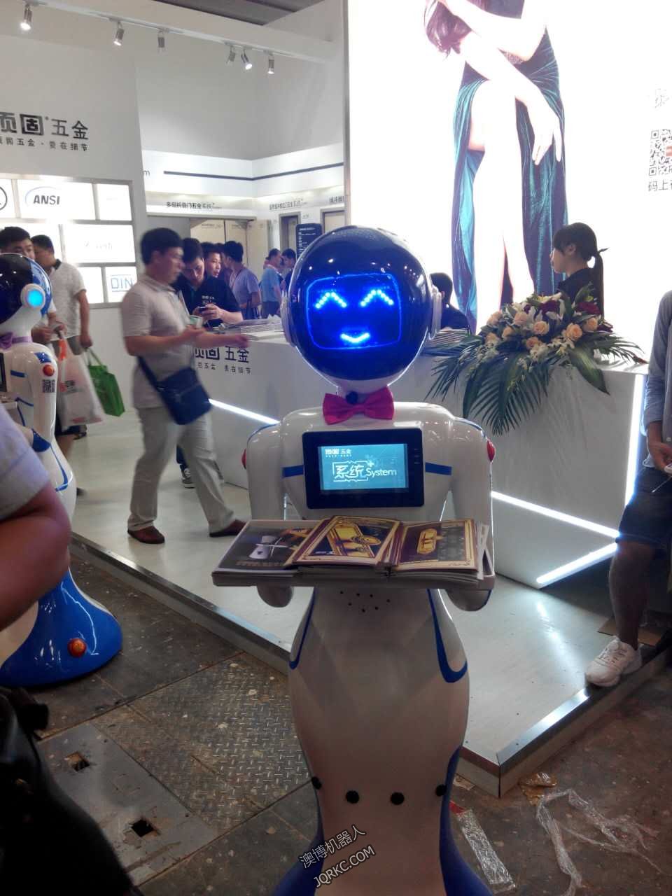 送餐機(jī)器人送外賣？快遞小哥做什么